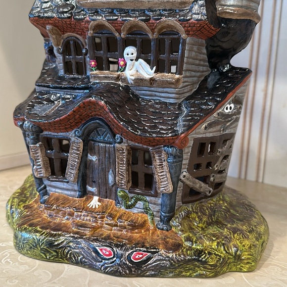 🎃Hand Painted Ceramic Haunted House - Picture 3 of 11